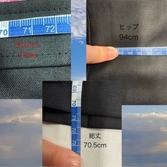 黒スカート膝下の画像