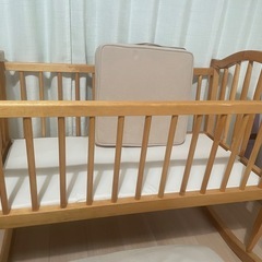 木製ベビーベッドの画像