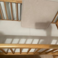 木製ベビーベッドの画像