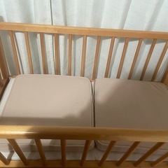 木製ベビーベッドの画像