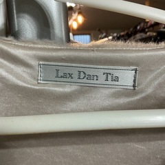 冬の必需品❄️ふわふわ•モコモコ🫧ジャケットLaxDanTiaバスト79〜87身長154〜162Mサイズ傷あり💦袖の部分チャック式❗️取り外し可能❗️ベージュの画像