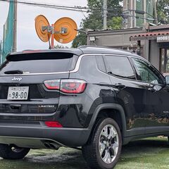 ローンは毎月15,700円～　クライスラージープ　コンパス　2.4LTD　４ＷＤ／レザーシート／運転席パワーシート／レーダークルーズコントロール／レーンガイド／Beatsサウンド／パーキングアシスト／ブラインドスポットモニター／純正ナビゲーション／バックカメラ／Ｂｌｕｅｔｏｏｔｈ／地デジＴＶ／前後ドライブレコーダーの画像