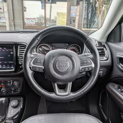 ローンは毎月15,700円～　クライスラージープ　コンパス　2.4LTD　４ＷＤ／レザーシート／運転席パワーシート／レーダークルーズコントロール／レーンガイド／Beatsサウンド／パーキングアシスト／ブラインドスポットモニター／純正ナビゲーション／バックカメラ／Ｂｌｕｅｔｏｏｔｈ／地デジＴＶ／前後ドライブレコーダーの画像