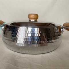 新春に咲く花の苗や球根、未使用のグラスや食器の画像