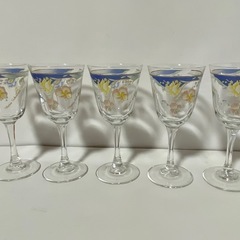 新春に咲く花の苗や球根、未使用のグラスや食器の画像