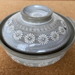 新春に咲く花の苗や球根、未使用のグラスや食器の画像