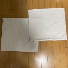 ニトリ クッションカバー 45×40cm 2枚セット(グレーとホワイトの葉模様の生地、波状のデザインが特徴)の画像