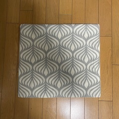 ニトリ クッションカバー 45×40cm 2枚セット(グレーとホワイトの葉模様の生地、波状のデザインが特徴)の画像