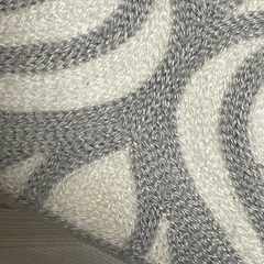 ニトリ クッションカバー 45×40cm 2枚セット(グレーとホワイトの葉模様の生地、波状のデザインが特徴)の画像