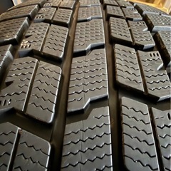 スタッドレスタイヤ215/60R17の画像