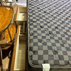 ダブルベッド　マットレスSertaの画像