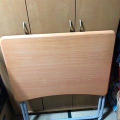 折りたたみ机と椅子のセットの画像