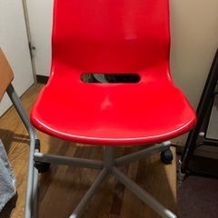 折りたたみ机と椅子のセットの画像