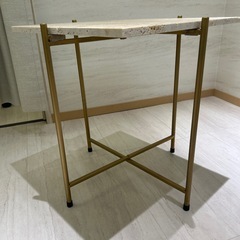 大理石サイドテーブルの画像