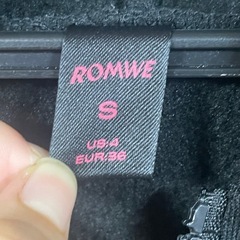 黒パーカーの画像