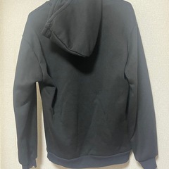 黒パーカーの画像