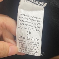 黒パーカーの画像