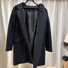 黒のコート　フード付きの画像