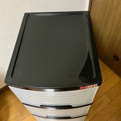 三段の収納ケースの画像