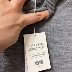 ユニクロ  未使用  エクストラファインメリノタートルネックセーター（長袖） ライトグレー  M  の画像