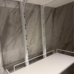 　突っ張りラック　棚2段付き　収納棚の画像