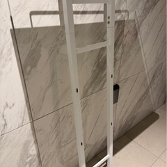 　突っ張りラック　棚2段付き　収納棚の画像