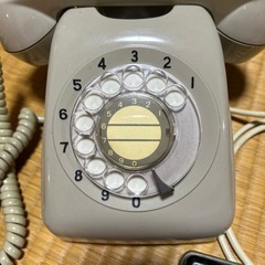 オブジェに白電話の画像