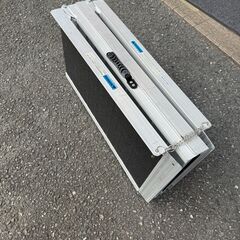 【段差スロープ】gardhom 車いす 用 段差スロープ サポート脚付き 長さ152CM 幅73CM 荷重363KG 折り畳み アルミスロープ 軽量 携帯便利 滑り止め 室内外 玄関 階段 段差解消 台車用 介護用 使用高さ：15～40cmの画像