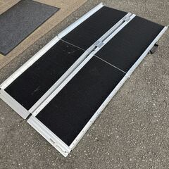 【段差スロープ】gardhom 車いす 用 段差スロープ サポート脚付き 長さ152CM 幅73CM 荷重363KG 折り畳み アルミスロープ 軽量 携帯便利 滑り止め 室内外 玄関 階段 段差解消 台車用 介護用 使用高さ：15～40cmの画像