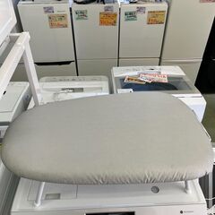 【リサイクルショップ ピカソ 小松原】🧺✨清潔感◎！折りたたみ式 アイロン台（脚付き＆コードホルダー付き）✨🧺★0804★の画像