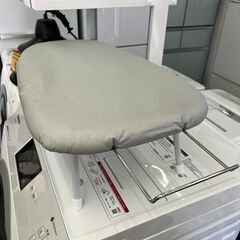 【リサイクルショップ ピカソ 小松原】🧺✨清潔感◎！折りたたみ式 アイロン台（脚付き＆コードホルダー付き）✨🧺★0804★の画像