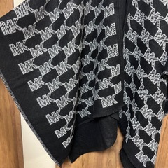 【沖縄本島限定】Michaelkors ポンチョMK柄　新品タグ付き　ブラックの画像