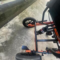 コンパクトで持ち運びやすい折りたたみ式車椅子の画像