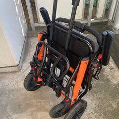 コンパクトで持ち運びやすい折りたたみ式車椅子の画像
