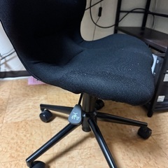 棚付きデスク、モニター台、椅子、照明の画像