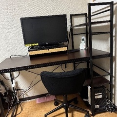 棚付きデスク、モニター台、椅子、照明の画像