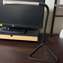 棚付きデスク、モニター台、椅子、照明の画像