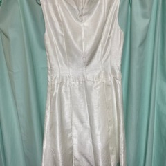 白の光沢ワンピースの画像