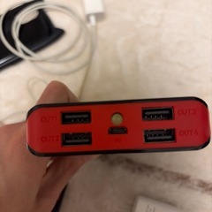 iPhone充電器、有線イヤホン、充電器と等の画像