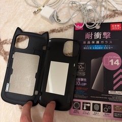 iPhone充電器、有線イヤホン、充電器と等の画像