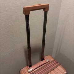 壊れたきゃりーキャリーケースの画像