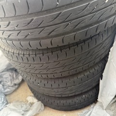 車のタイヤの画像