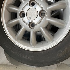 車のタイヤの画像