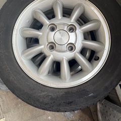 車のタイヤの画像