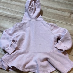 petit main✨人気形✨ぺプラム形✨フード付きパーカー✨の画像