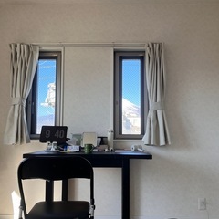 ベッド、テーブルの画像