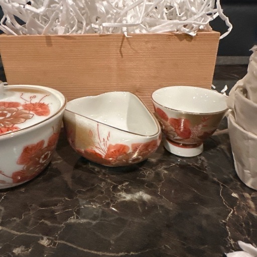 赤い花柄の陶器食器セット