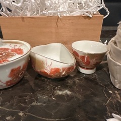 赤い花柄の陶器食器セットの画像
