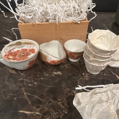 赤い花柄の陶器食器セットの画像