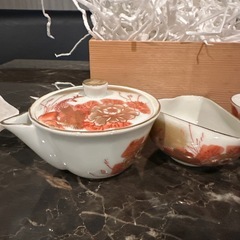 赤い花柄の陶器食器セットの画像